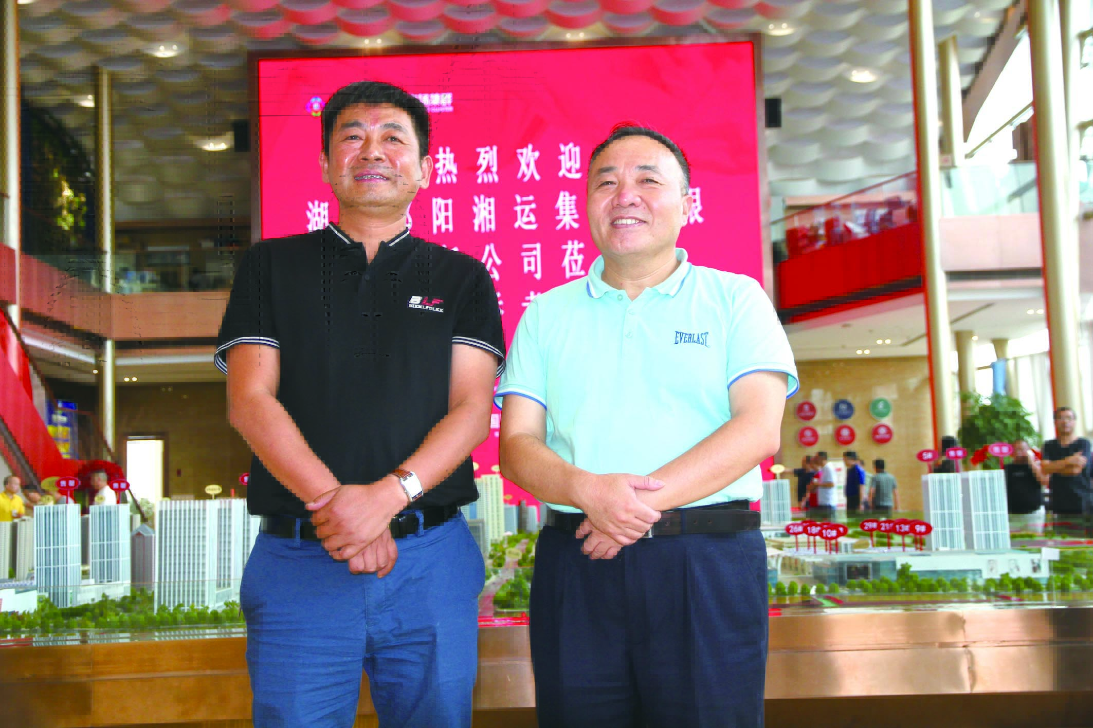 傅勝龍董事長(zhǎng)（右）在長(zhǎng)沙會(huì)見王宏波董事長(zhǎng)（左）。