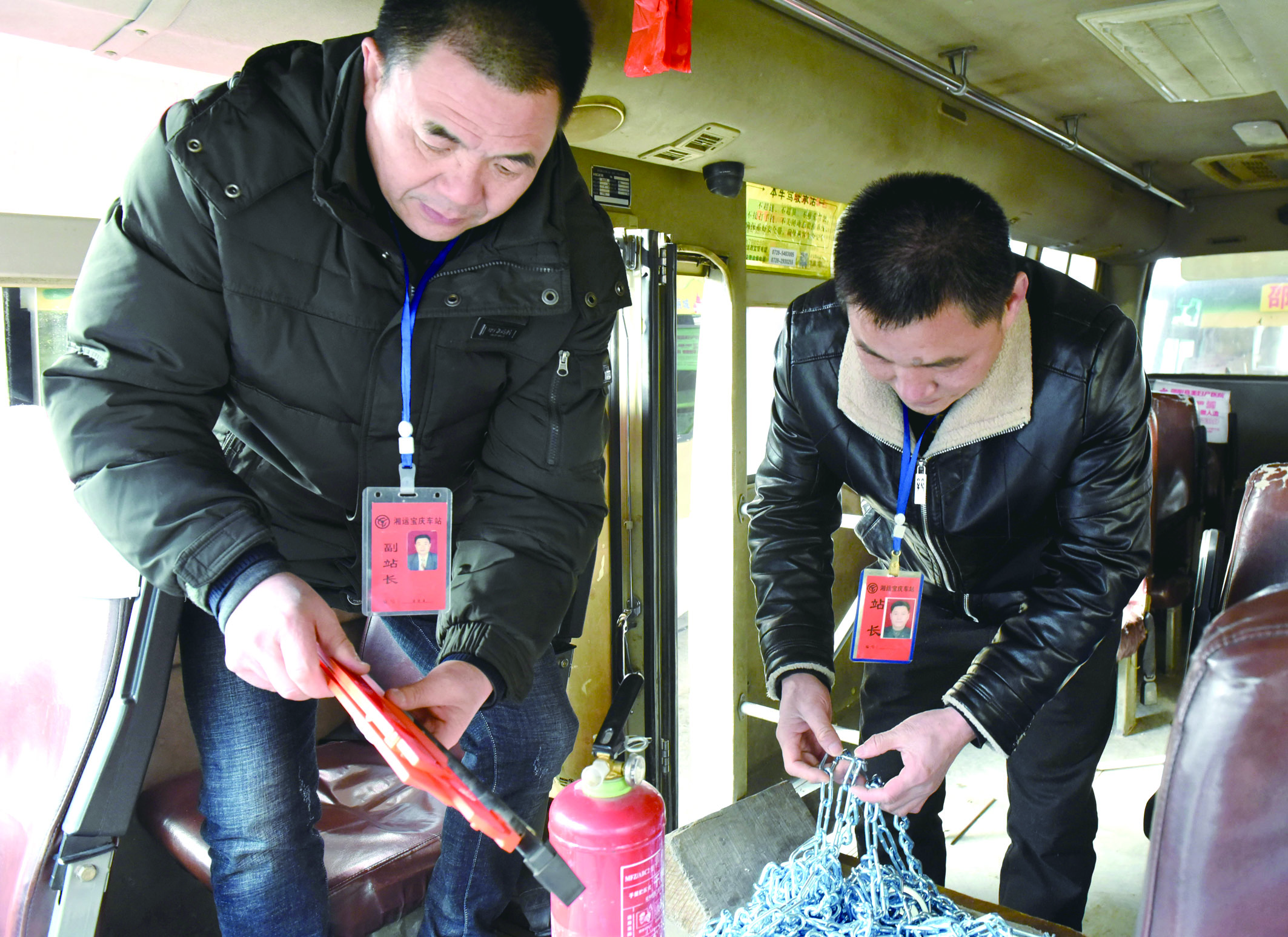 2月8日，市寶慶汽車站工作人員正在營運車上檢查應(yīng)急設(shè)施及器材是否齊全有效