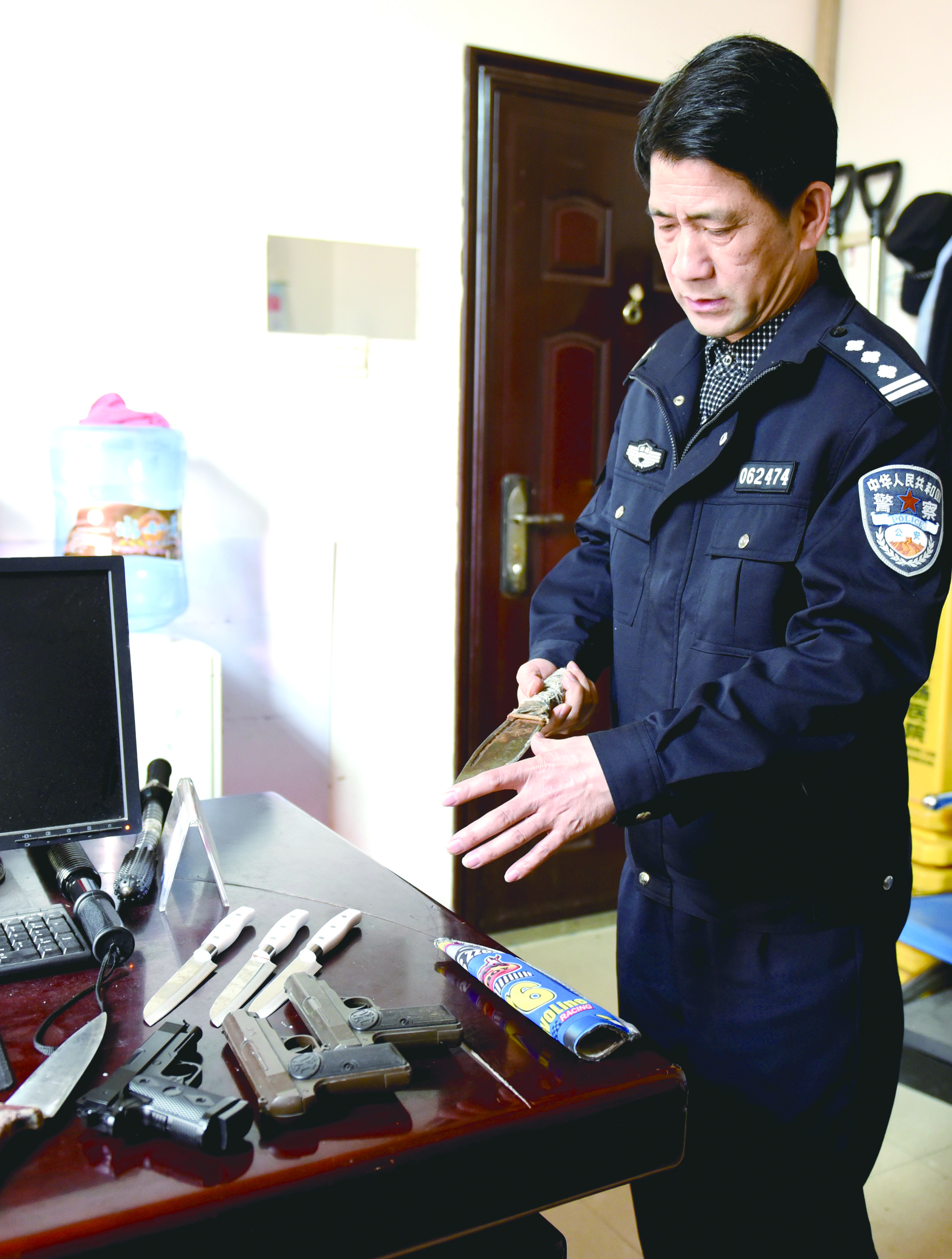 3月12日，邵東汽車西站警務(wù)室民警正在對所查獲的違禁品進(jìn)行清點(diǎn)