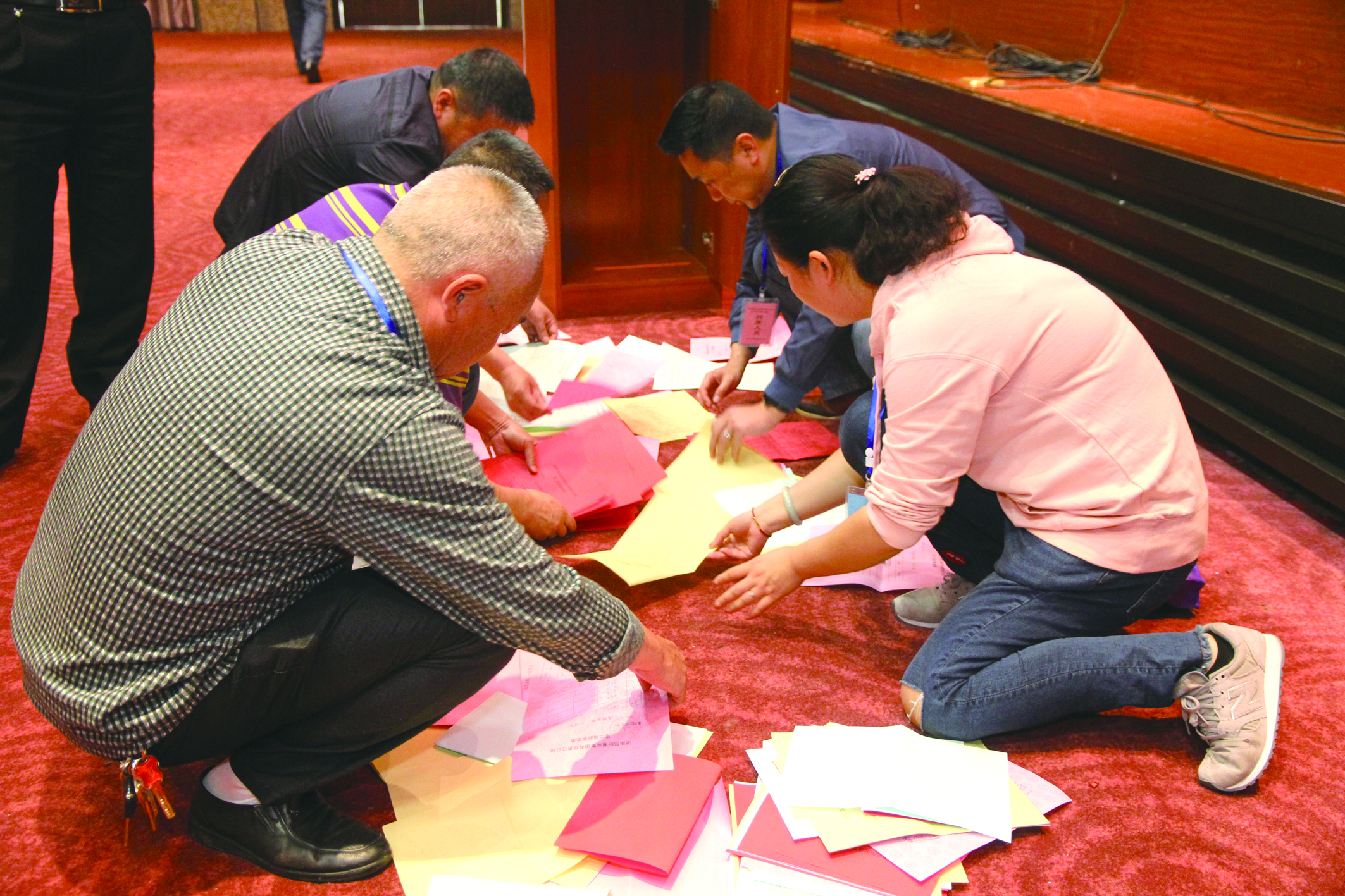 圖為工作人員在仔細(xì)清理選票。
