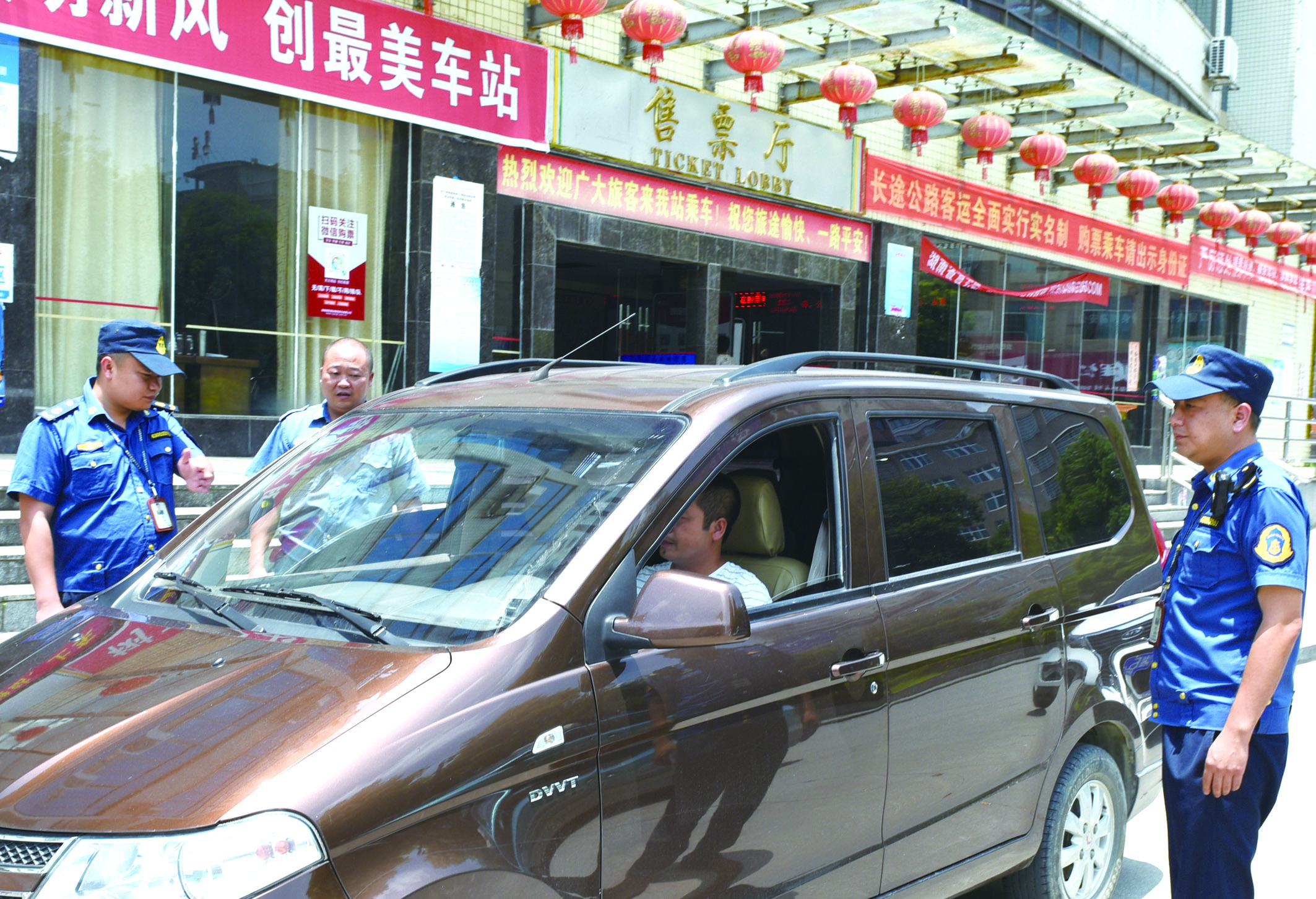 7月10日，洞口縣黃橋鎮(zhèn)副鎮(zhèn)長謝揚標（右）在黃橋汽車站檢查營運客車安全檢查情況。近段時間以來，黃橋汽車站全面排查交通安全等方面存在的安全隱患，并及時予以整改到位，做到防患于未然，確保安全生產工作萬無一失。據了解，今年上半年已消除交通安全隱患10余起。  李祖冠    攝影報道 