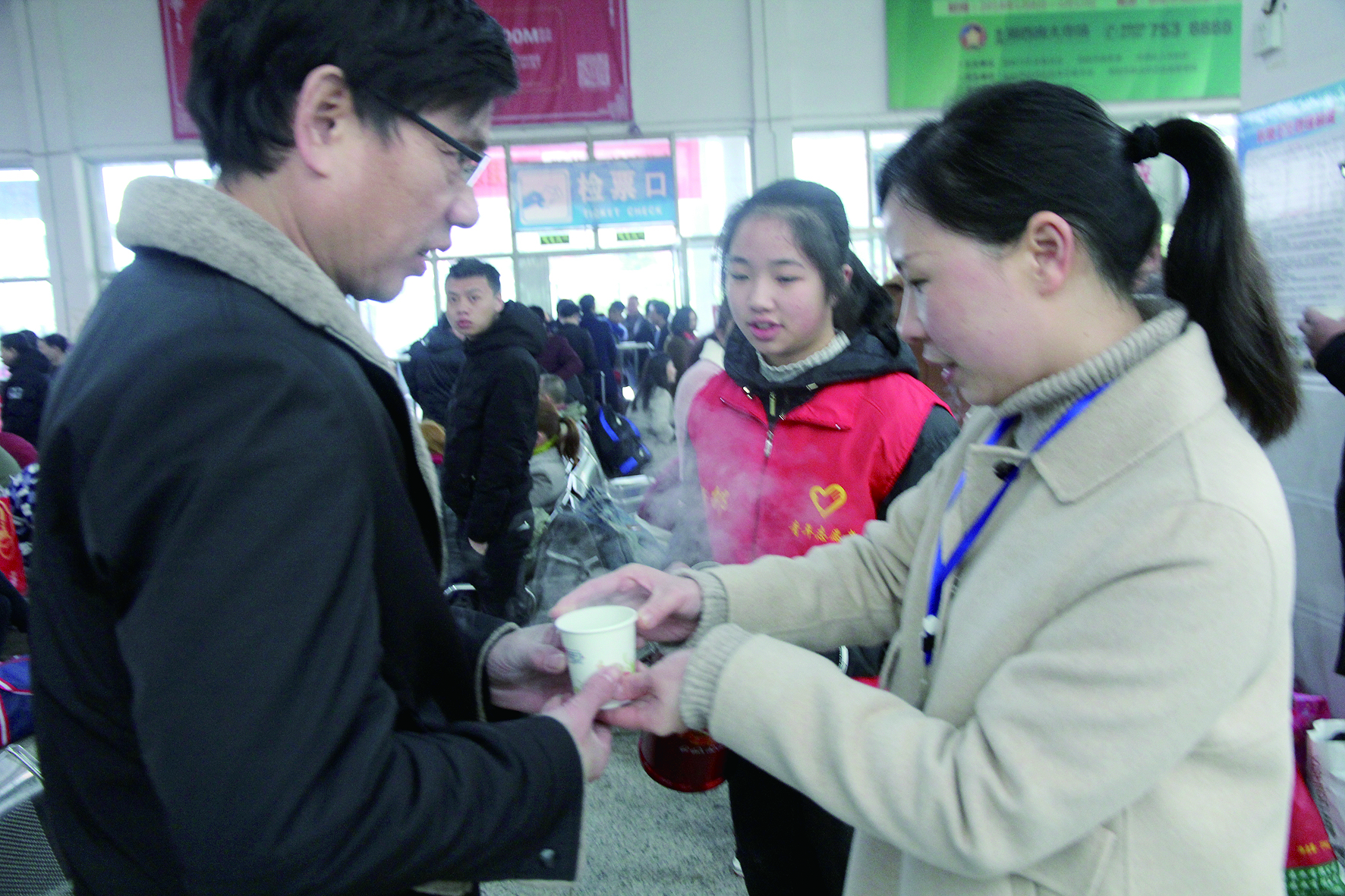 母女服務(wù)春運(yùn) 2月13日，記者在新邵分公司汽車站看到，該分公司安全科副科長(zhǎng)李喜梅與其在新邵一中初中部1701班就讀女兒劉嘉怡在車站擔(dān)當(dāng)志愿者。李喜梅在候車室耐心為旅客釋疑解惑，劉嘉怡為旅客遞上一杯杯熱茶，有時(shí)母女也相互合作，其樂融融。 祖冠 攝影報(bào)道