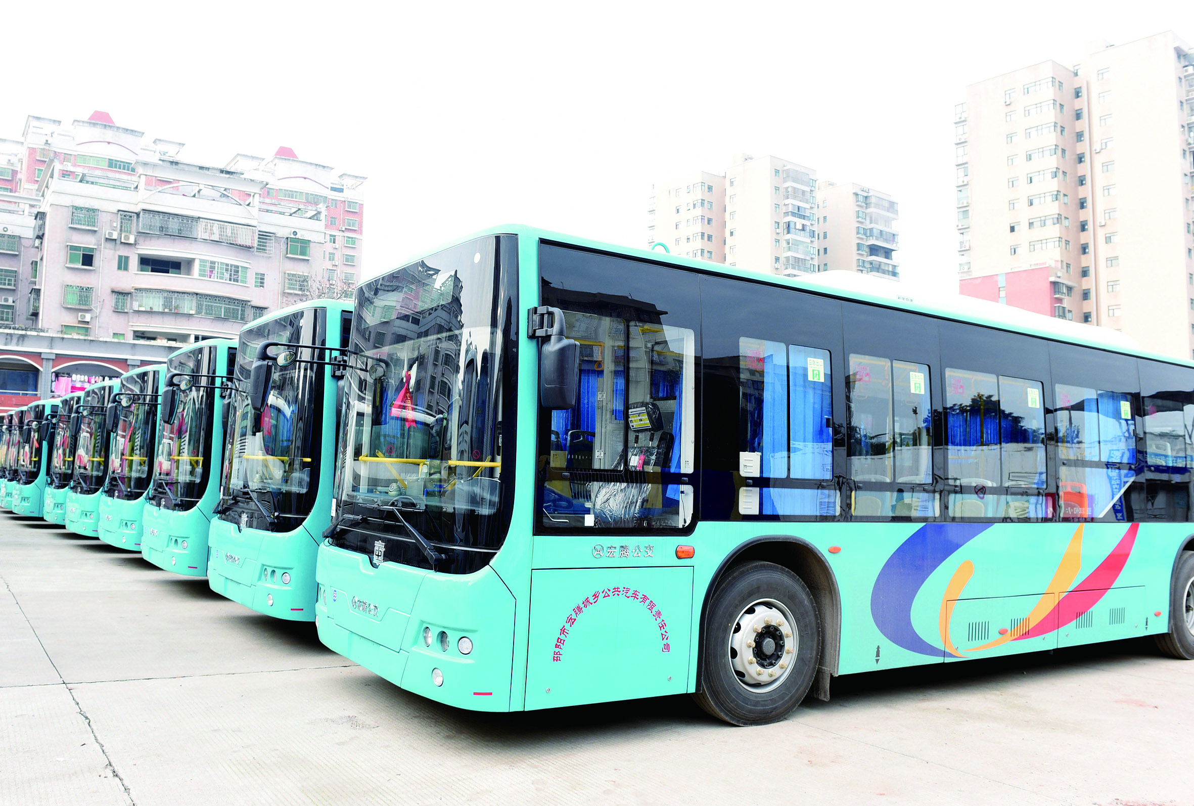 2月26日，筆者在宏騰城鄉(xiāng)公共汽車公司偌大的停車坪見到，其30輛公交車輛成一字型排列整裝待發(fā)。