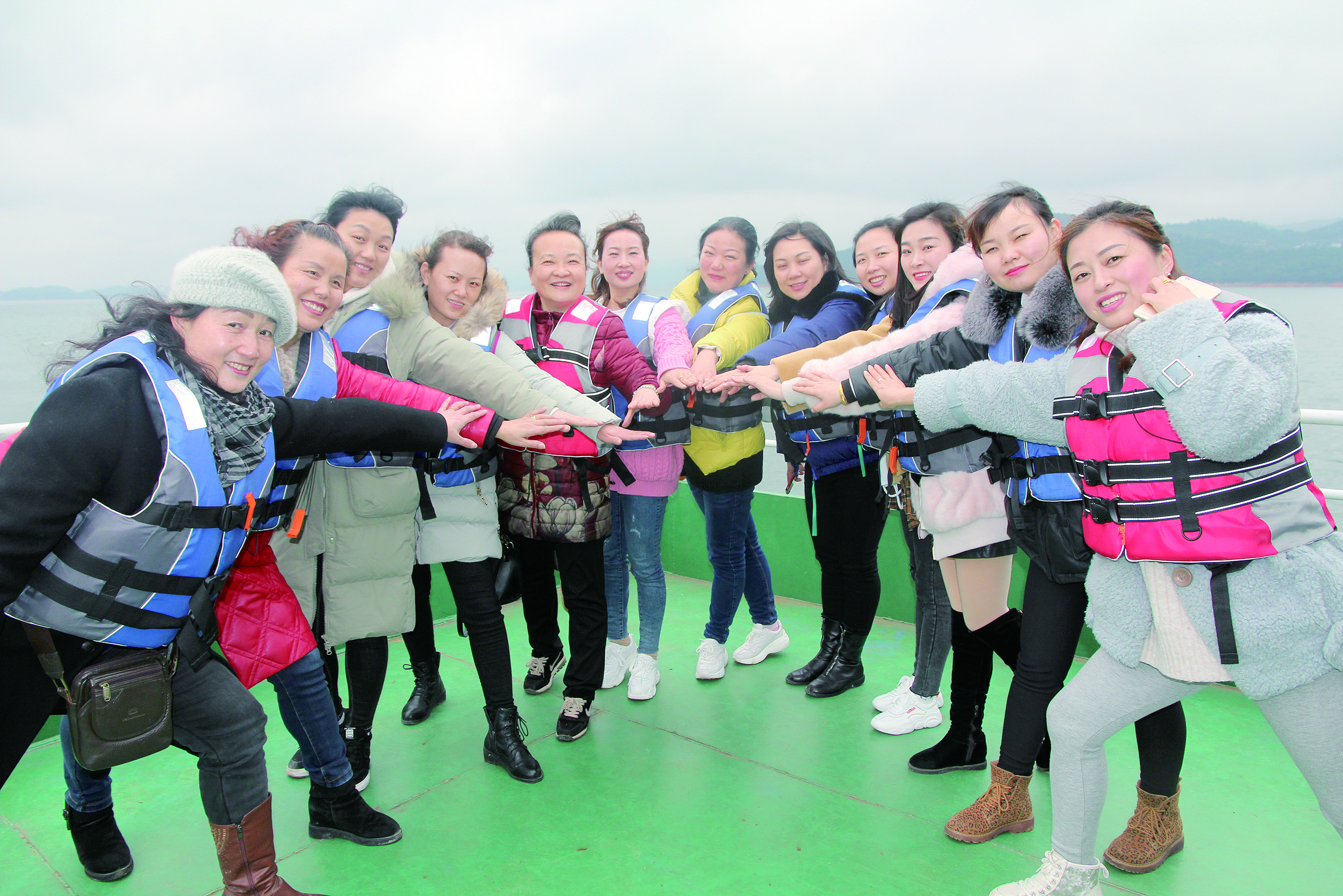 圖為女員工們在誓言：“我為邵陽湘運加油，我與邵陽湘運共存。”  李高雄  攝影報道